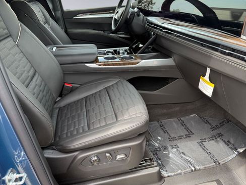 New 2026 Cadillac Escalade Platinum Sport AWD/4WD image 13