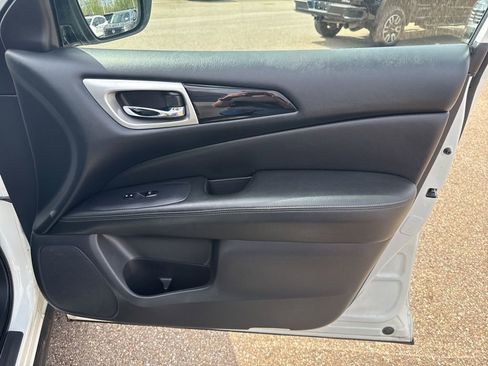Used 2018 Nissan Pathfinder SV image 27