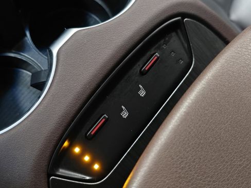 Certified 2024 Toyota Venza XLE image 28