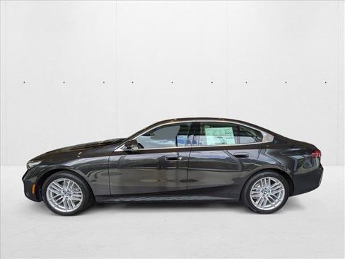Used 2025 BMW 530i xDrive w/ Premium Package image 9