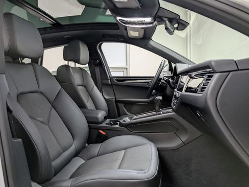 Used 2025 Porsche Macan image 25