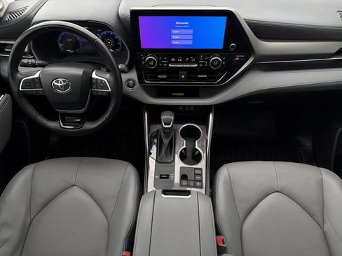 Used 2023 Toyota Highlander Limited FWD image 9