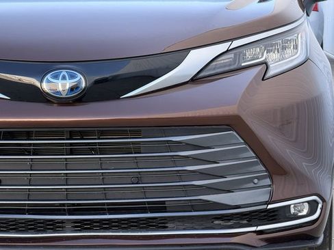 Used 2023 Toyota Sienna Limited image 8