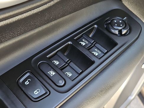 Used 2020 Jeep Renegade Limited w/ UConnect 8.4 Nav Group AWD/4WD image 16