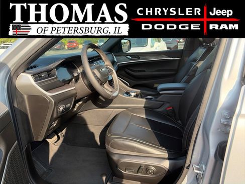 Used 2025 Jeep Grand Cherokee L Limited w/ Black Appearance Package AWD/4WD image 10