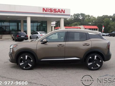 Certified 2025 Nissan Kicks SR image 4