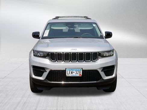 Used 2023 Jeep Grand Cherokee Laredo X AWD/4WD image 2