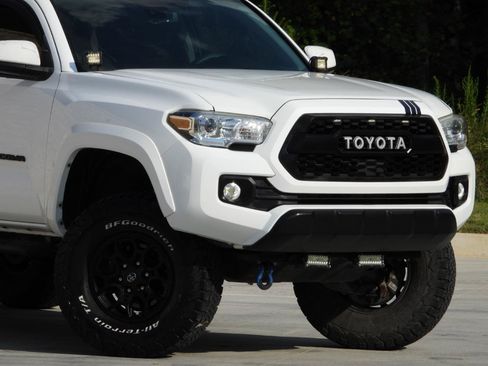 Used 2021 Toyota Tacoma SR5 RWD image 19