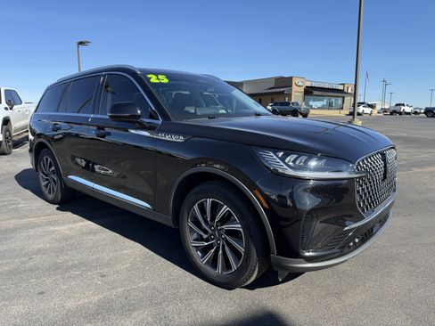 Used 2025 Lincoln Aviator AWD image 2