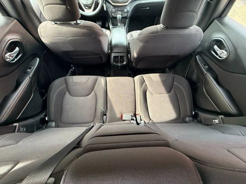 Used 2015 Jeep Cherokee Latitude w/ Cold Weather Group FWD image 12