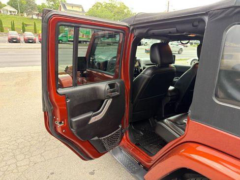 Used 2014 Jeep Wrangler Unlimited Sahara w/ Connectivity Group AWD/4WD image 12
