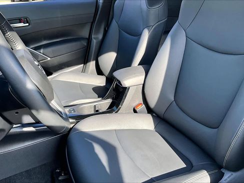 Used 2025 Toyota Corolla Cross XLE w/ Convenience Package image 8