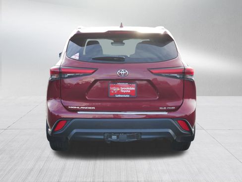 Certified 2021 Toyota Highlander XLE image 6