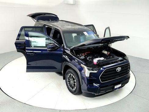 Certified 2025 Toyota Sequoia SR5 AWD/4WD image 17