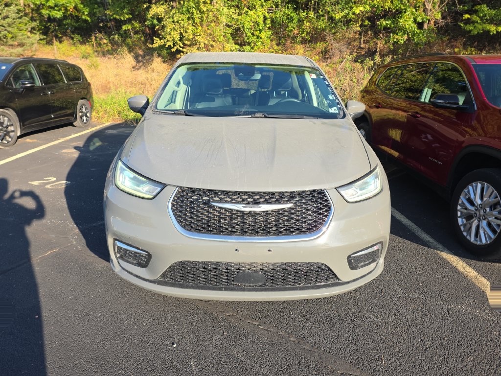 Used 2023 Chrysler Pacifica Touring-L FWD image 2