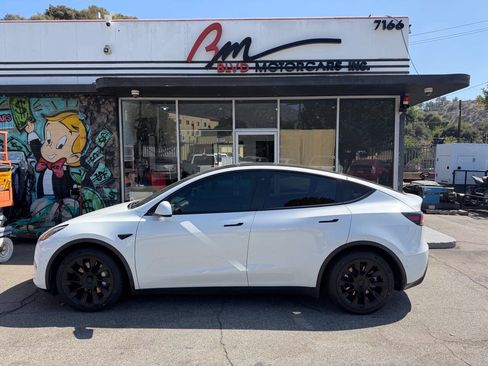 Used 2022 Tesla Model Y Long Range AWD/4WD image 2