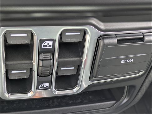 Used 2022 Jeep Gladiator Overland w/ Popular Equipment Package AWD/4WD image 33