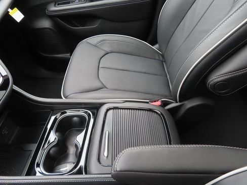 New 2026 Chrysler Pacifica Limited AWD/4WD image 38
