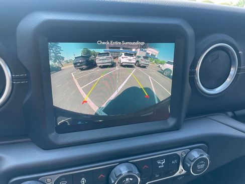Used 2022 Jeep Wrangler Unlimited Sahara w/ Cold Weather Group AWD/4WD image 17