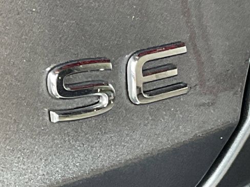 Used 2025 Volkswagen Jetta SE FWD image 8