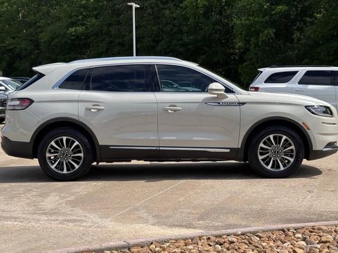 Used 2022 Lincoln Nautilus FWD w/ Premium Package image 12