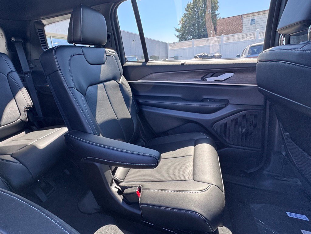 New 2025 Jeep Grand Cherokee L Limited w/ Luxury Tech Group II AWD/4WD image 22