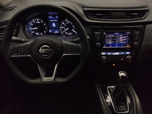 Used 2018 Nissan Rogue SV image 22