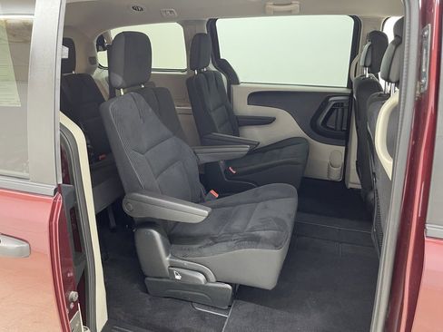 Used 2019 Dodge Grand Caravan SE w/ UConnect Hands-Free Group image 14