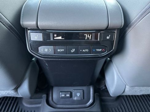 Used 2023 Toyota Highlander Platinum image 11