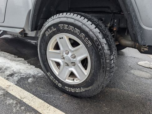 Used 2020 Jeep Gladiator Sport w/ Quick Order Package 24S image 11