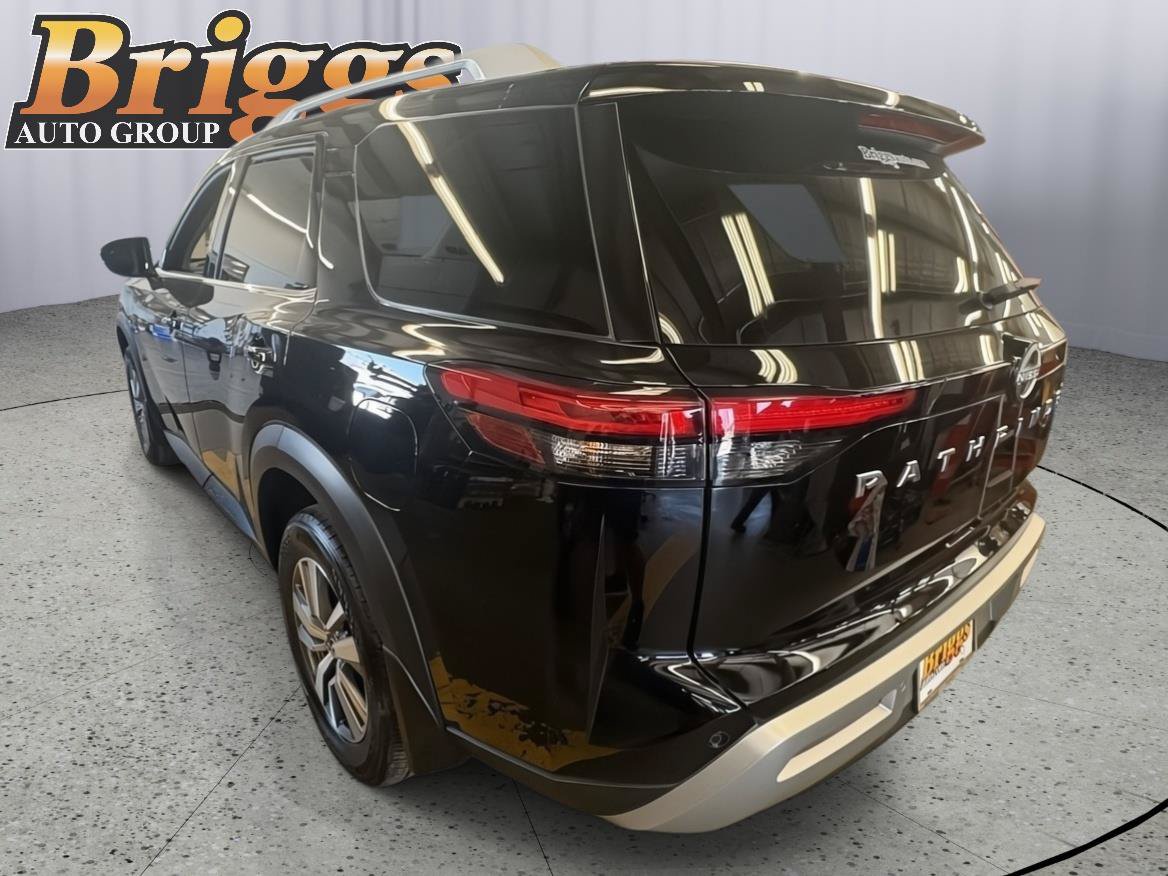 Used 2025 Nissan Pathfinder SL FWD image 4