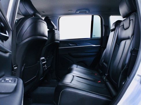 Used 2024 Jeep Grand Cherokee Limited w/ Black Appearance Package image 23