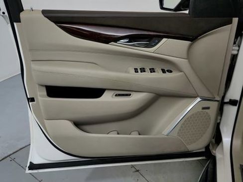 Used 2015 Cadillac Escalade Luxury image 11