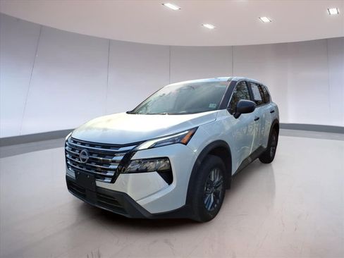 Used 2025 Nissan Rogue S image 2