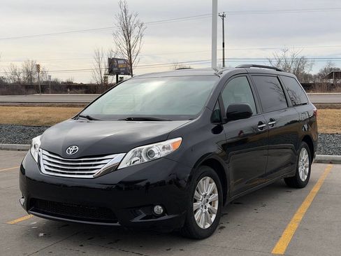 Used 2015 Toyota Sienna XLE w/ XLE Navigation Package image 3