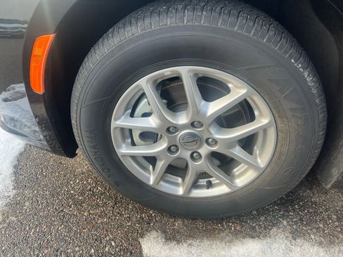 Used 2024 Chrysler Pacifica Touring-L image 7