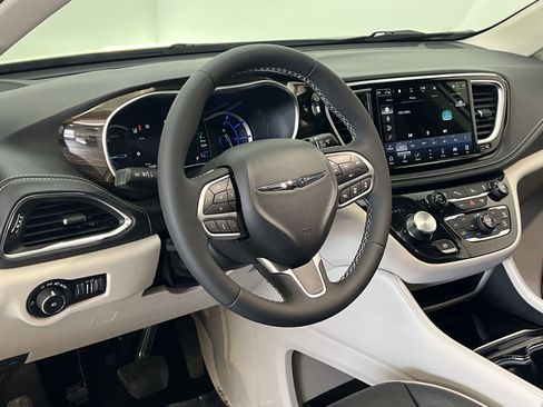 Used 2023 Chrysler Pacifica Limited FWD image 14