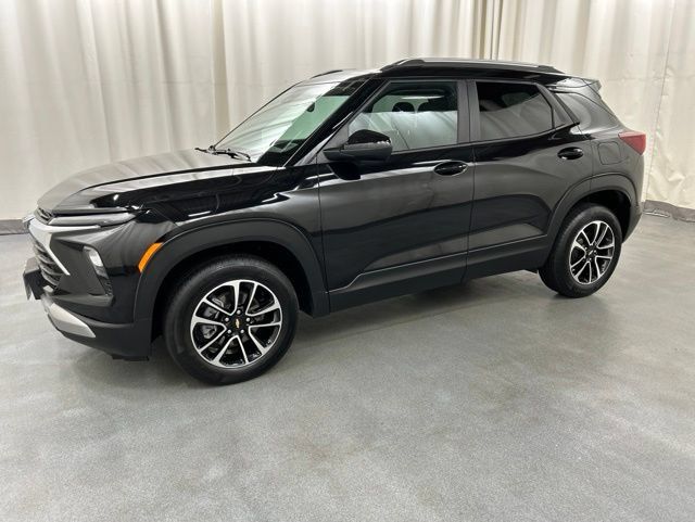 Used 2025 Chevrolet TrailBlazer LT AWD/4WD image 2