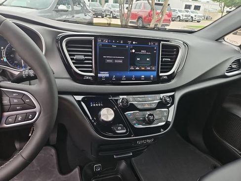 Used 2025 Chrysler Pacifica Select FWD image 11
