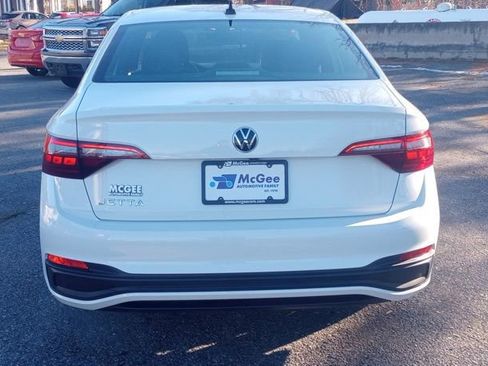 Used 2024 Volkswagen Jetta Sport image 6