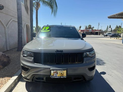 Used 2019 Jeep Grand Cherokee Laredo AWD/4WD image 2