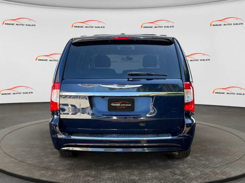 Used 2016 Chrysler Town & Country Touring w/ Driver Convenience Group FWD image 9