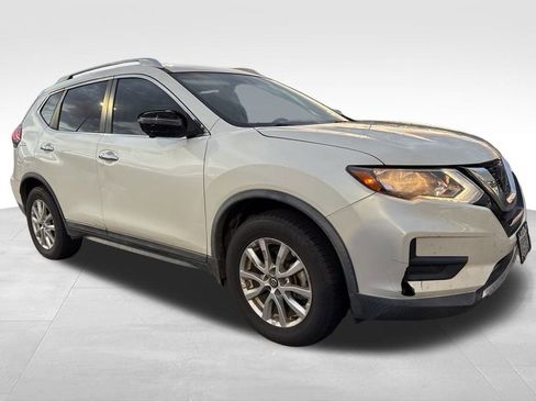 Used 2018 Nissan Rogue SV w/ Premium Package image 16