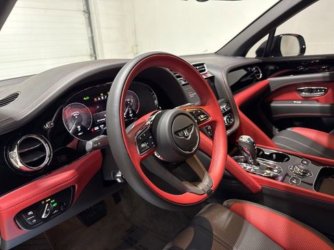 Used 2023 Bentley Bentayga image 11
