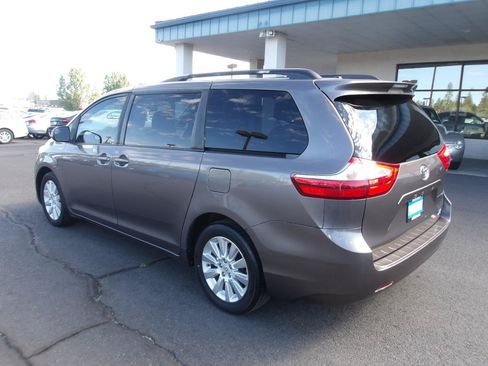 Used 2015 Toyota Sienna LE AWD/4WD image 3