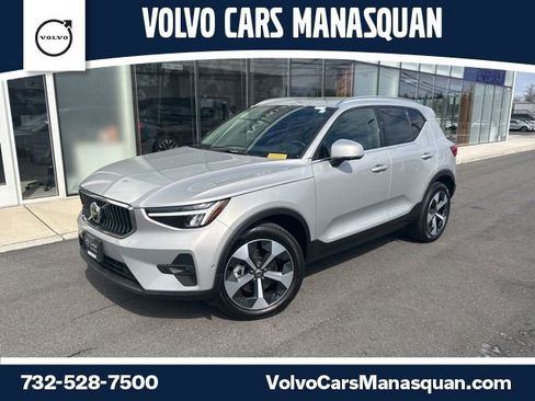 Certified 2025 Volvo XC40 B5 Plus AWD/4WD image 1
