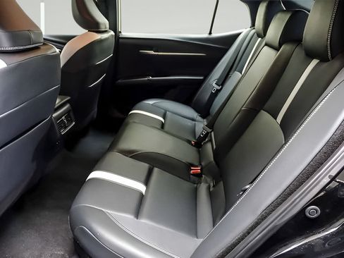 Used 2025 Toyota Camry SE FWD image 10