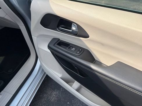Used 2023 Chrysler Pacifica Touring-L FWD image 21