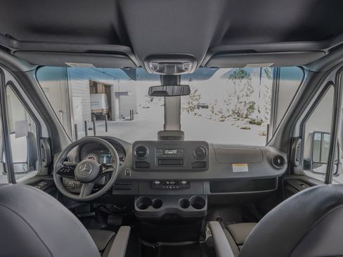 Used 2025 Mercedes-Benz Sprinter 2500 image 27