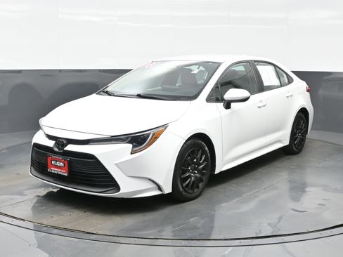 Used 2023 Toyota Corolla LE image 2